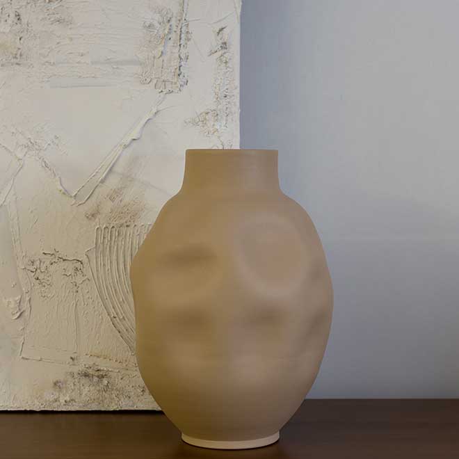 گلدان دفرمه کنار سالنی